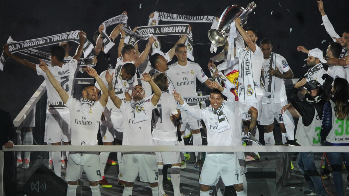 Los jugadores celebran la Champions en el Bernabéu. (AFP)