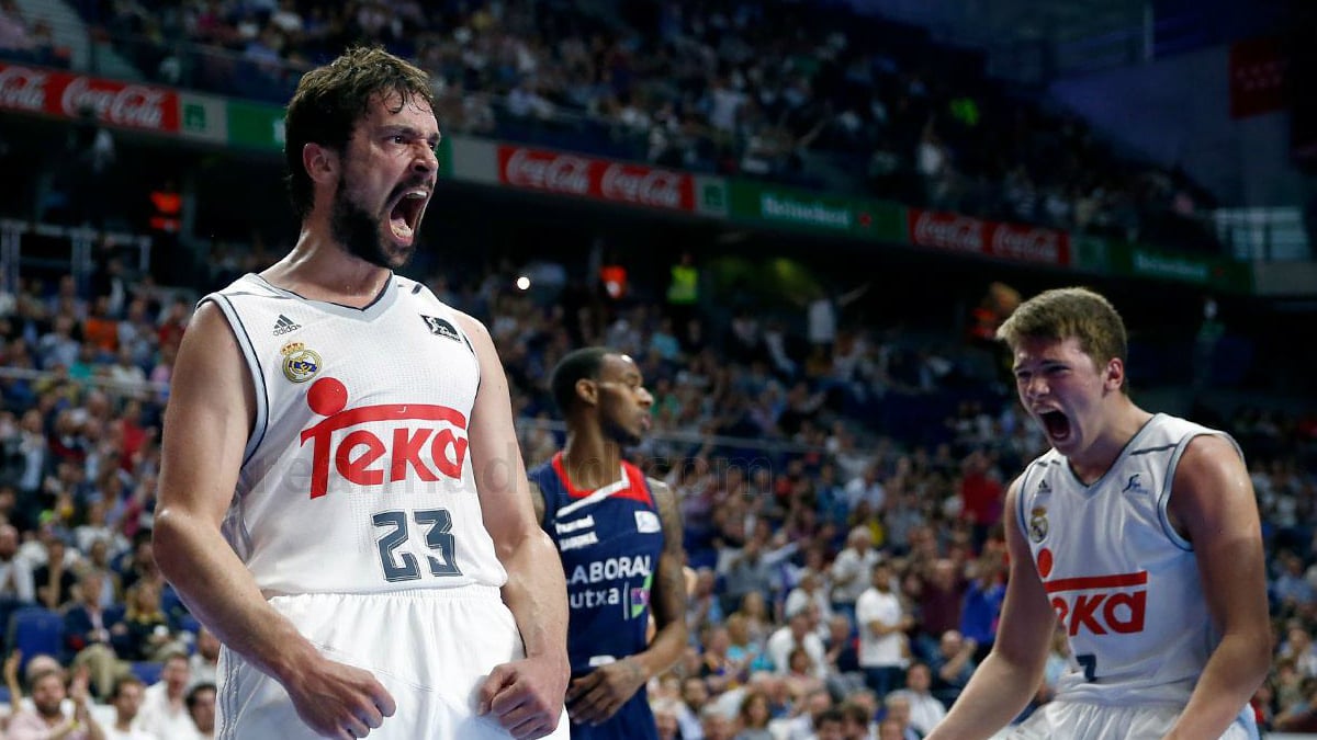 Sergio Llull y Luka Doncic celebran una canasta. (www.realmadrid.com)