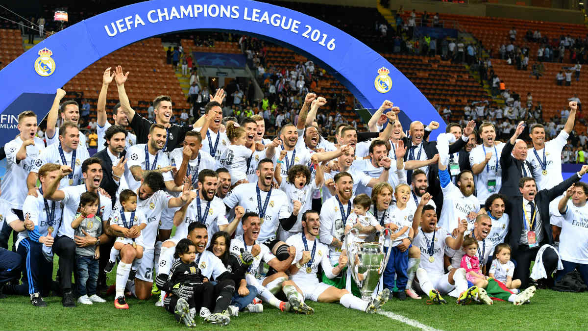 El Real Madrid celebra la Undécima en el césped de San Siro. (AFP)