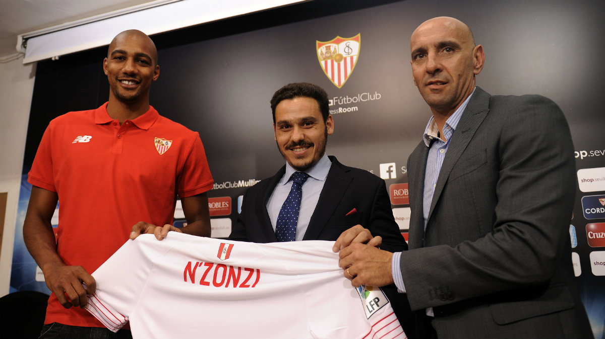 Monchi, durante la presentación de N’Zonzi con el Sevilla. (AFP)