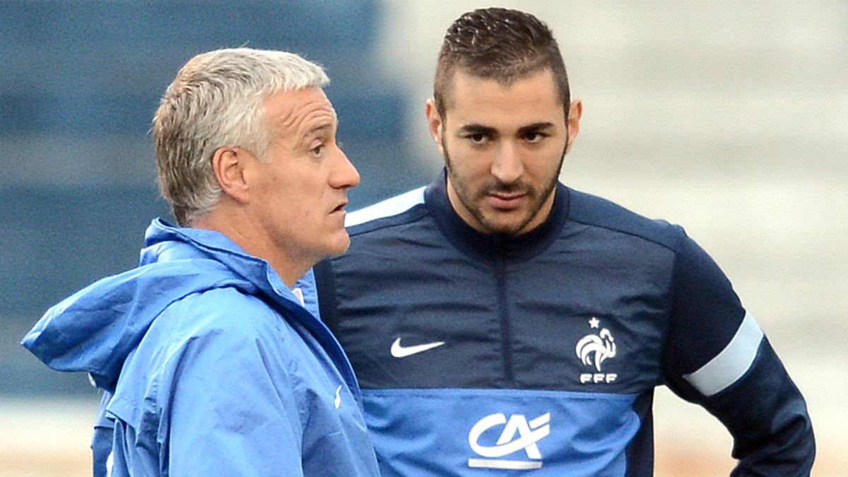 Benzema y Deschamps durante una concentración de Francia. (AFP)