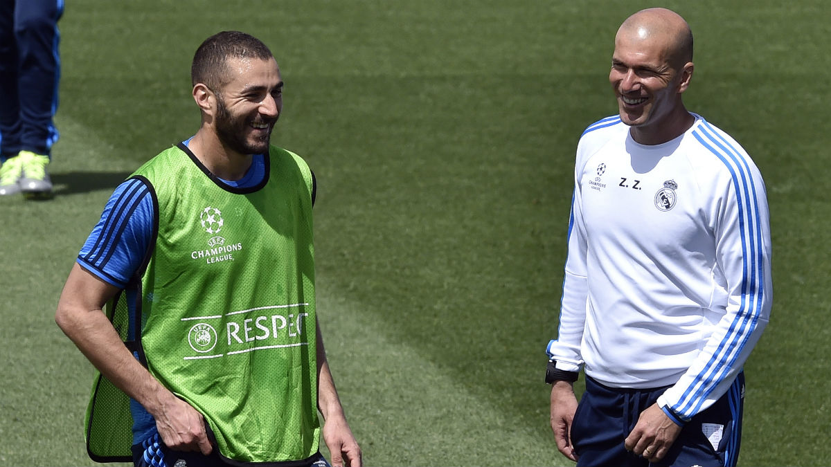 Benzema y Zidane durante un entrenamiento con el Real Madrid. (AFP)