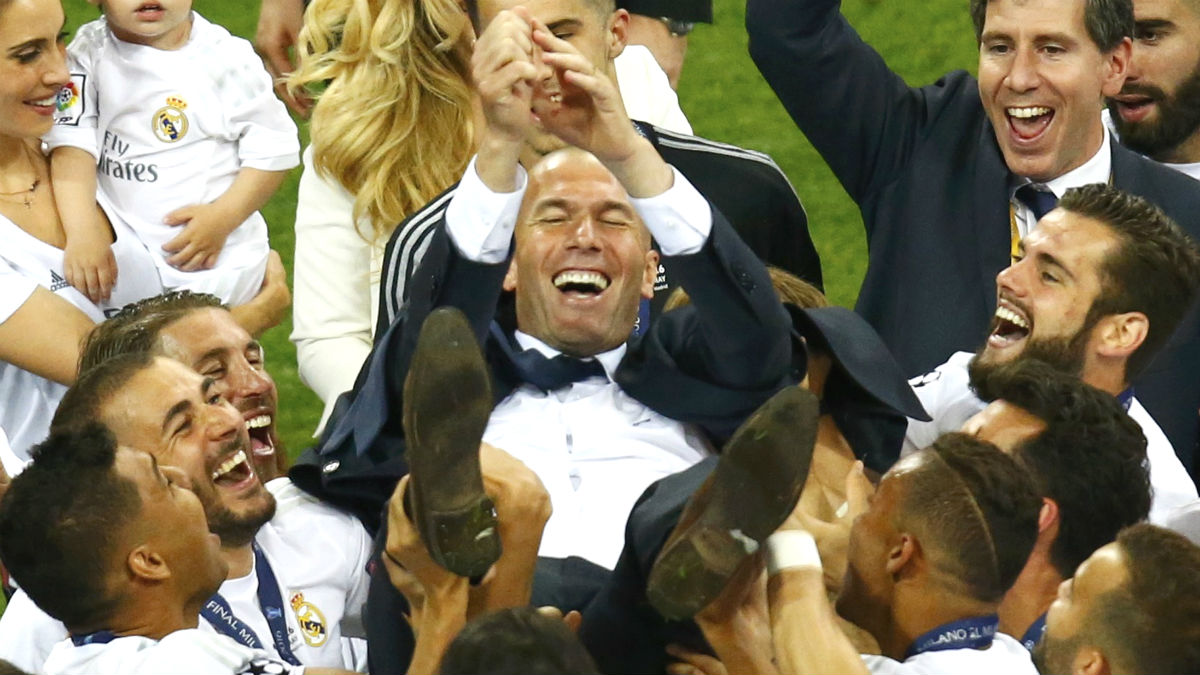 Zidane, mateado por sus jugadores tras ganar La Undécima. (Reuters)