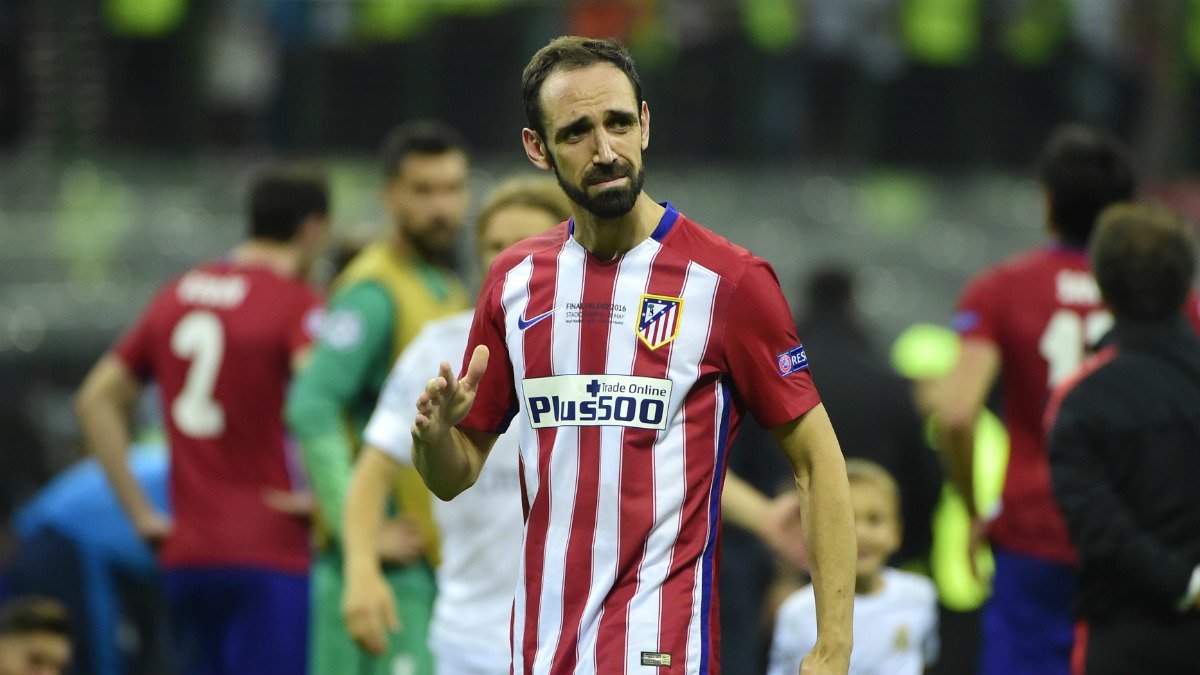 Juanfran llora ante la afición tras fallar el penalti de la final. (AFP)