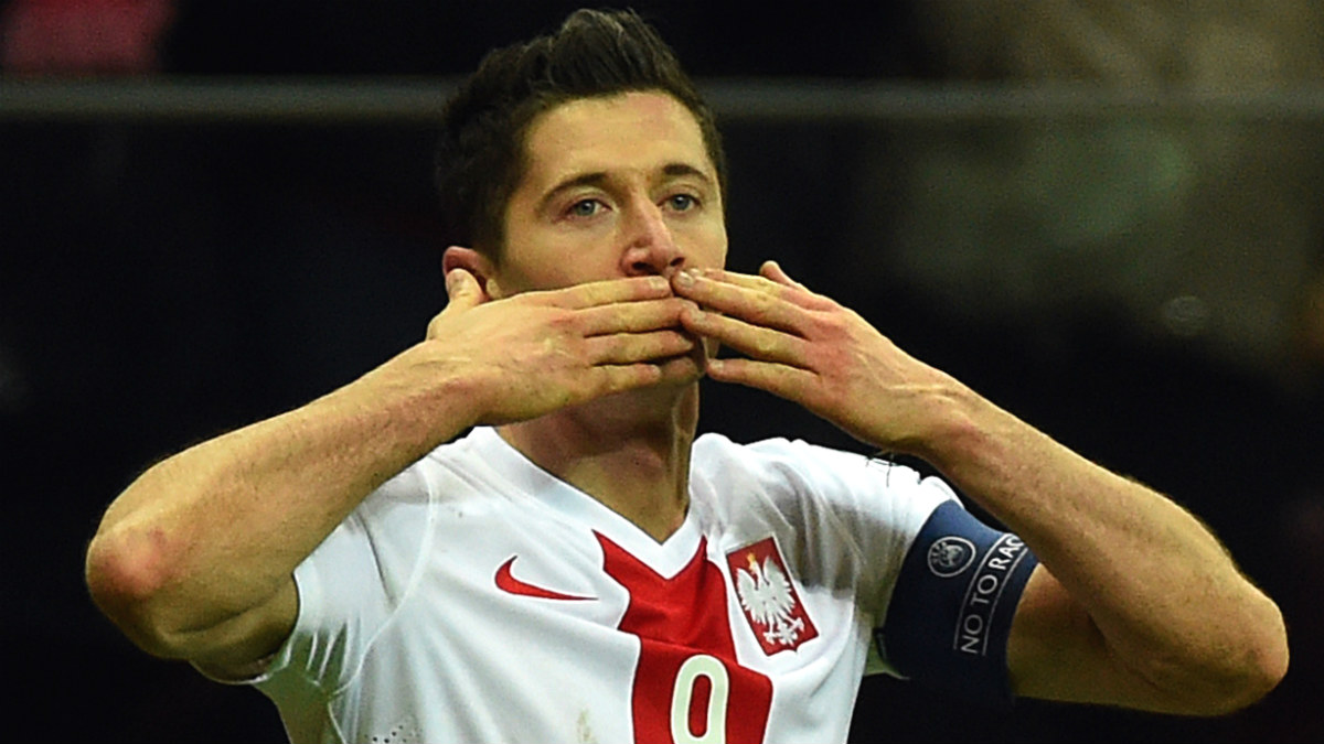Robert Lewandowski celebra un gol con Polonia. (AFP)