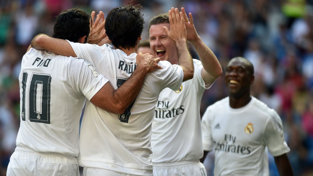Figo, Raúl y McManamann celebran un gol del Real Madrid Leyendas. (AFP)