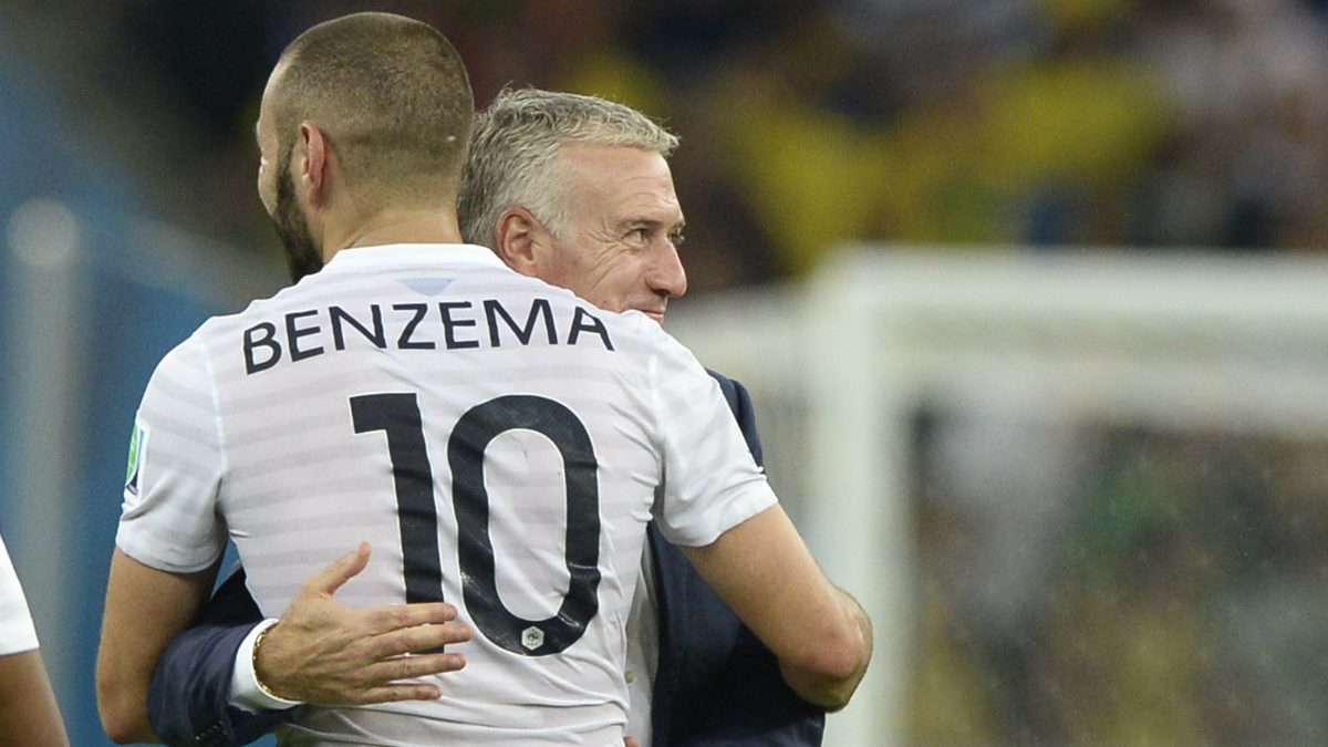 Benzema y Deschamps se abrazan en un partido de Francia. (Reuters)