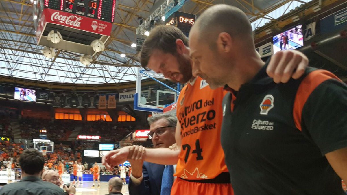 John Shurna abandona La Fonteta lesionado. (Twitter ACB)