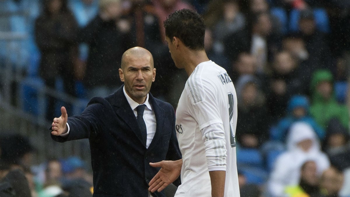 Varane reconoció que habló con Zidane al comienzo de la temporada. (AFP)