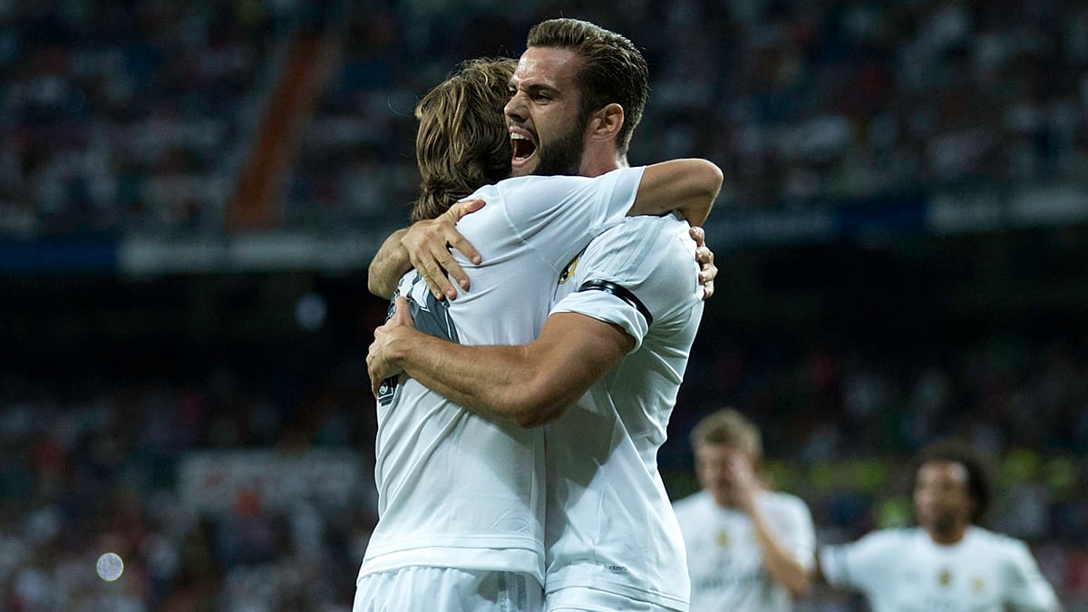 Nacho se abraza a Modric en un partido de la pasada temporada