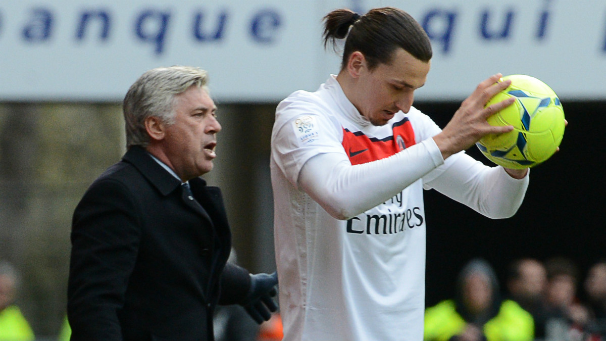 Ancelotti da instrucciones a Ibrahimovic en un partIdo del PSG. (AFP)