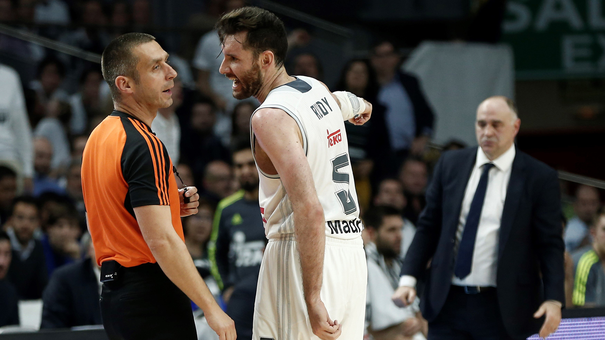 Rudy, protestando durante un partido contra Valencia Basket.