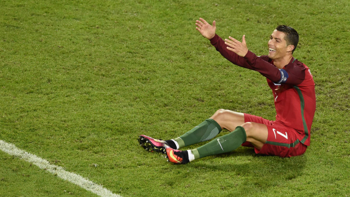 Cristiano Ronaldo se lamenta tras fallar una ocasión ante Islandia. (AFP)