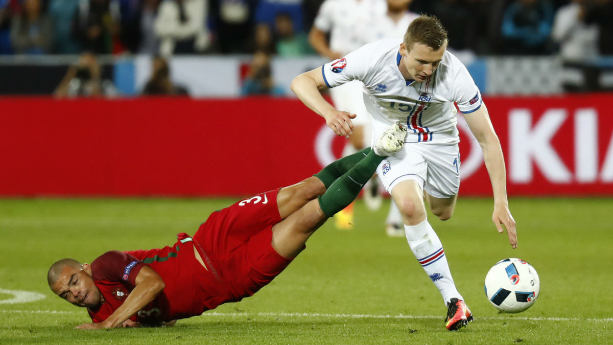 Pepe, en una acción del Portugal-Islandia. (Reuters)