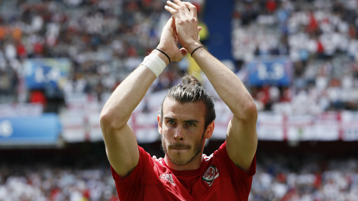 Bale aplaude a la grada antes del partido contra Inglaterra. (Reuters)