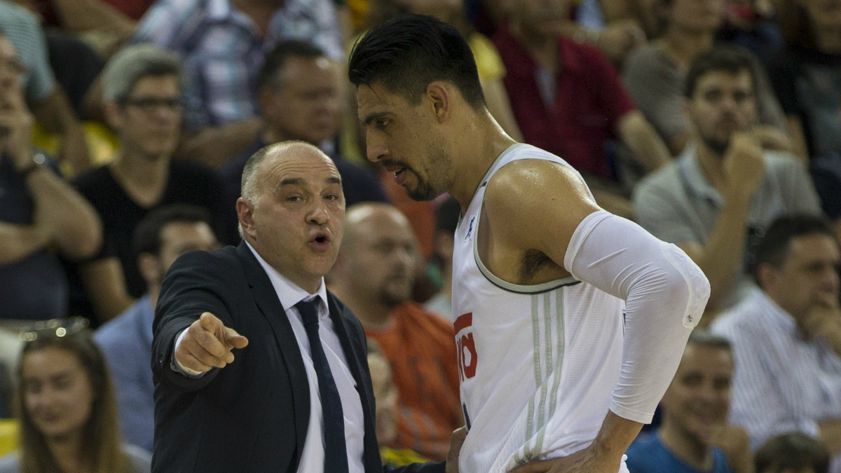 Gustavo Ayón y Pablo Laso, durante un partido. (EFE)