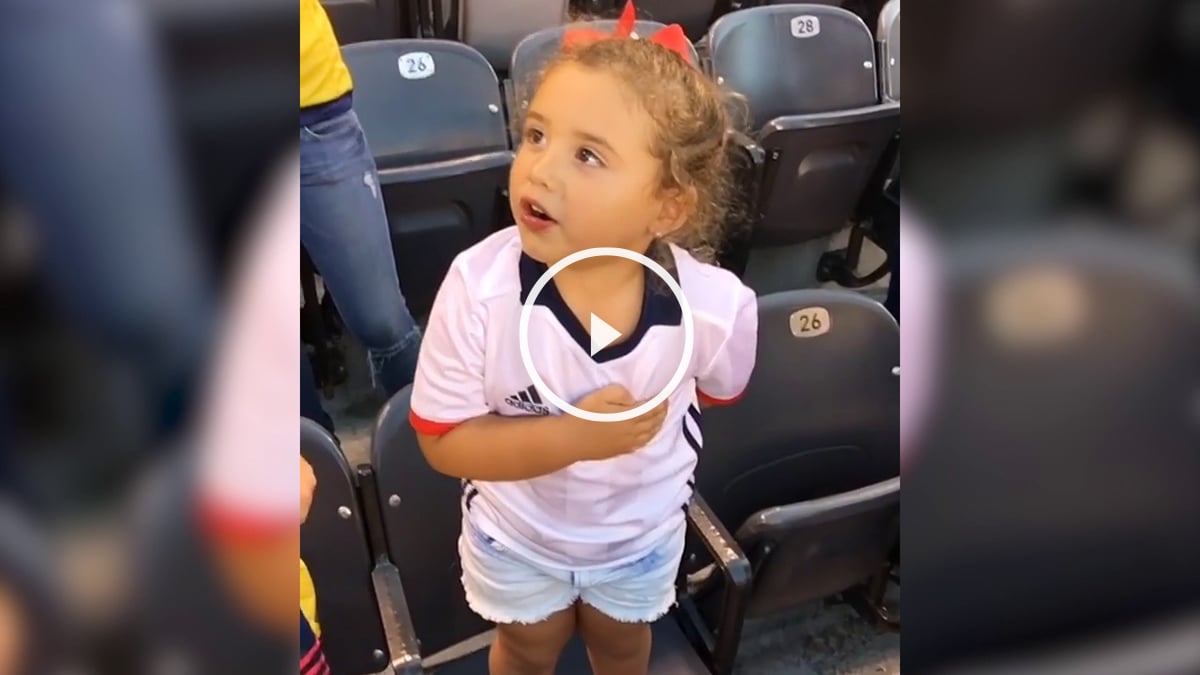 La hija de James lo da todo cantando el himno de Colombia