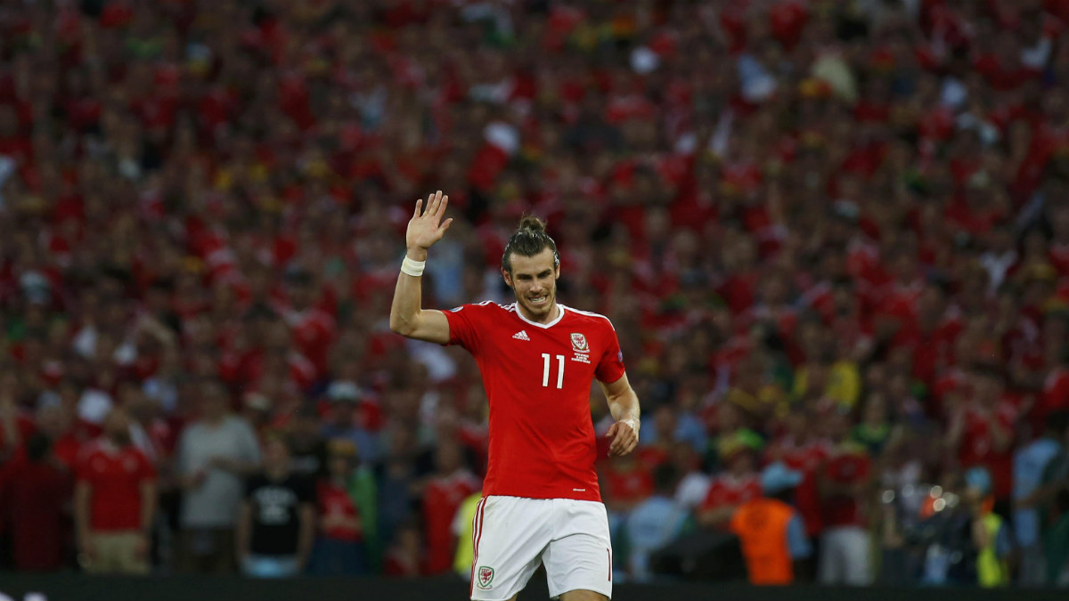 Bale se despide de la afición de Gales tras ganar a Rusia. (Reuters)