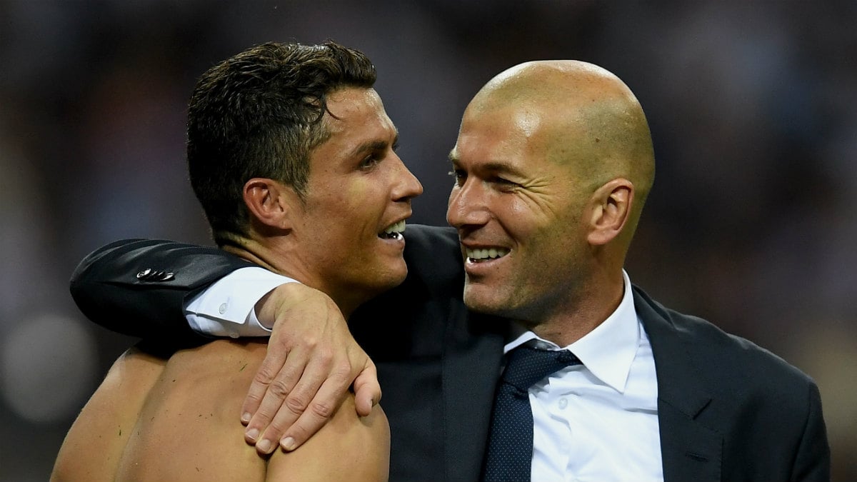 Cristiano se abraza a Zidane tras ganar La Undécima. (AFP)