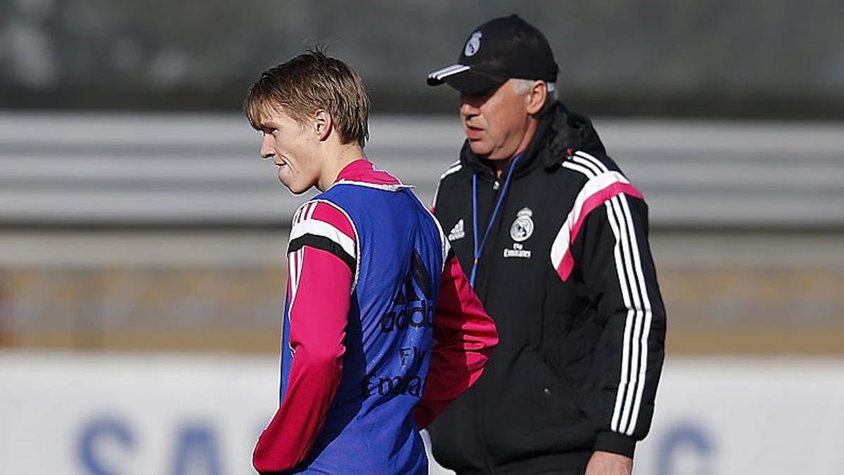 Ancelotti y Odegaard, durante un entrenamiento del Real Madrid.