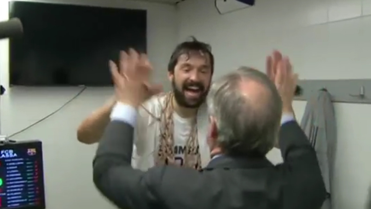 Llull y Florentino, celebrando la Liga en los vestuarios.