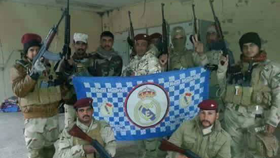 Los soldados de Irak, con la bandera del Real Madrid.