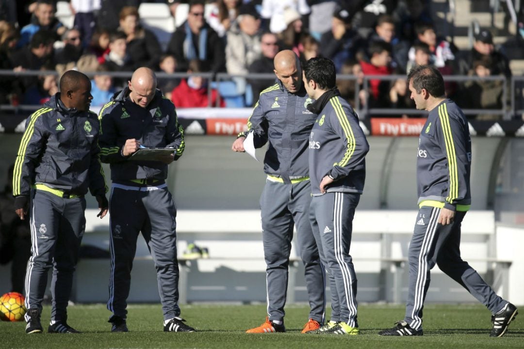 Zinedine Zidane, junto a sus ayudantes en Valdebebas. (AFP)