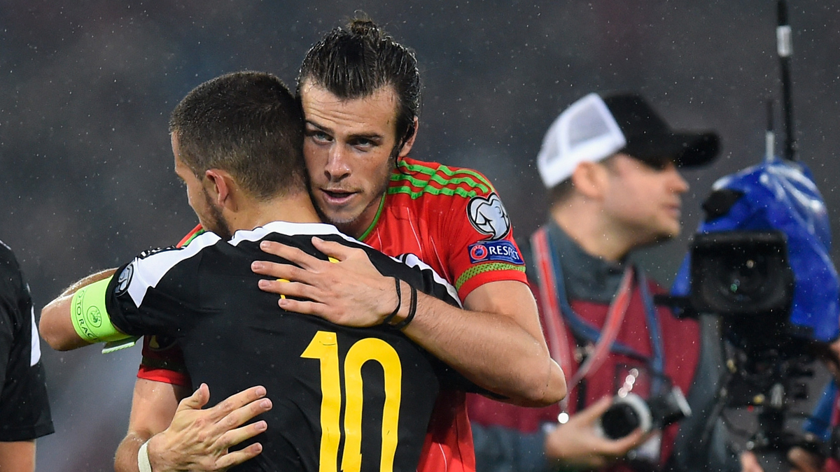 Bale y Hazard, abrazados tras el partido de clasificación para la Eurocopa.