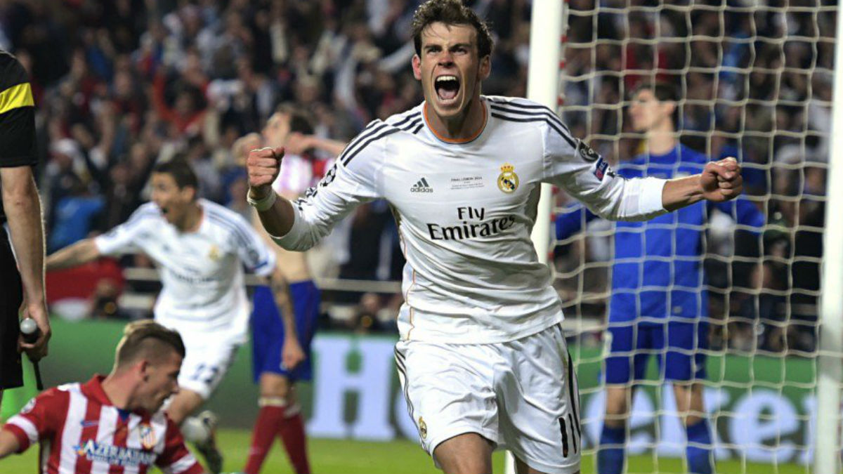 Bale celebra el gol que marcó a Courtois y en el que le defendió Alderweireld. (Getty)