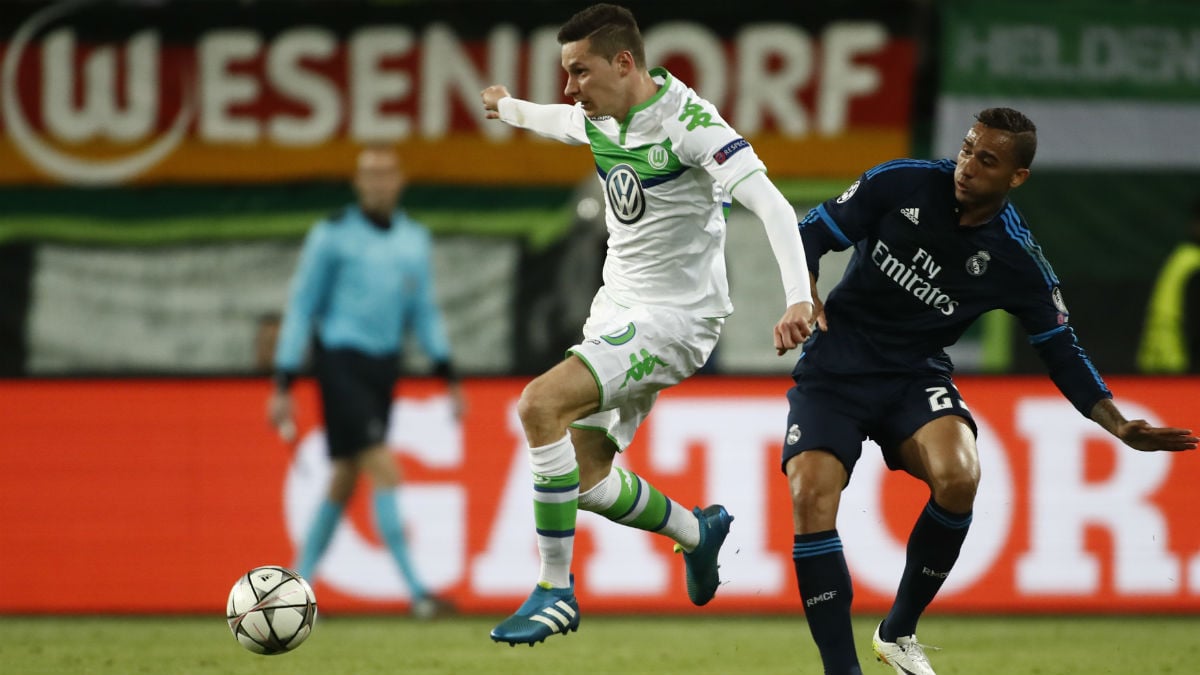 Draxler controla el balón ante Danilo en Wolfsburgo. (AFP)