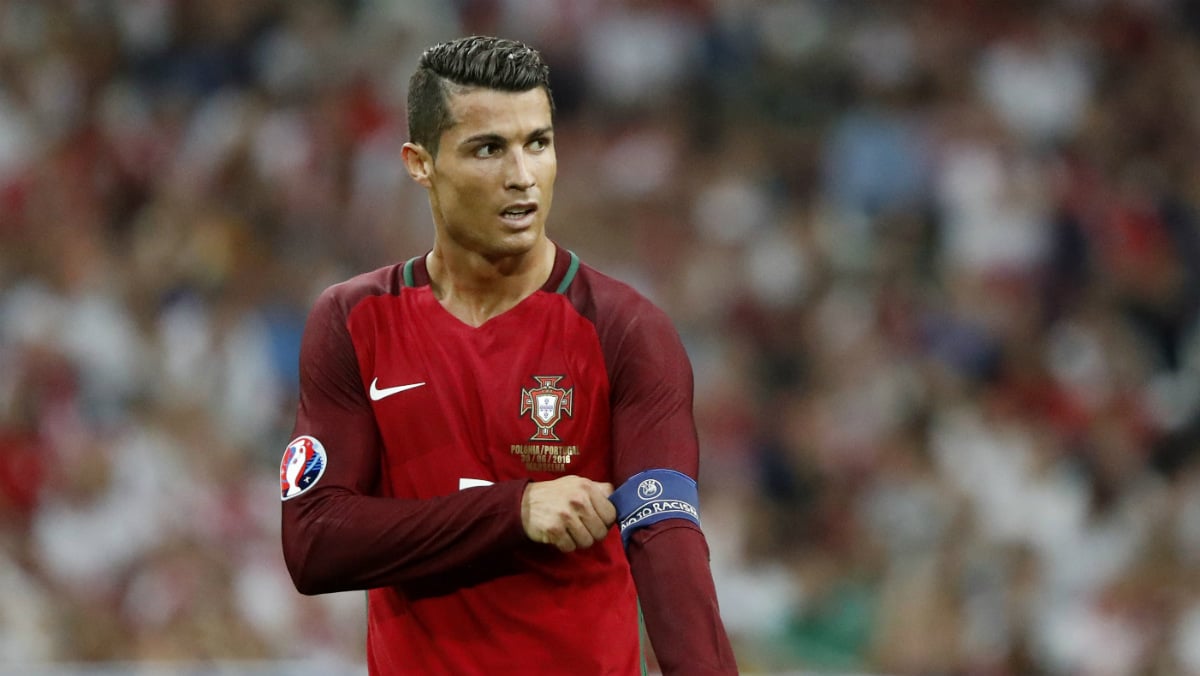 Cristiano se coloca el brazalete de capitán de Portugal. (Reuters)