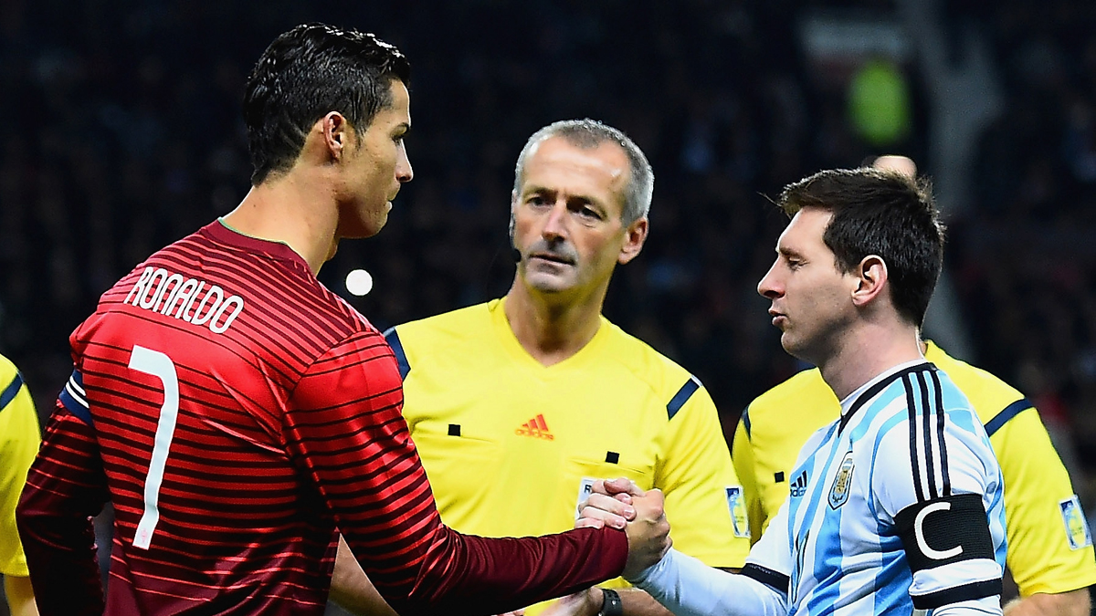 Cristiano y Messi se saludan antes de un partido entre Portugal y Argentina.
