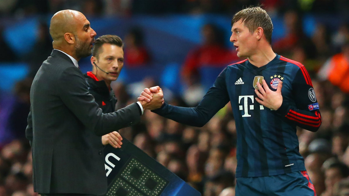 Guardiola saluda a Kroos en un partido con el Bayern. (Getty)