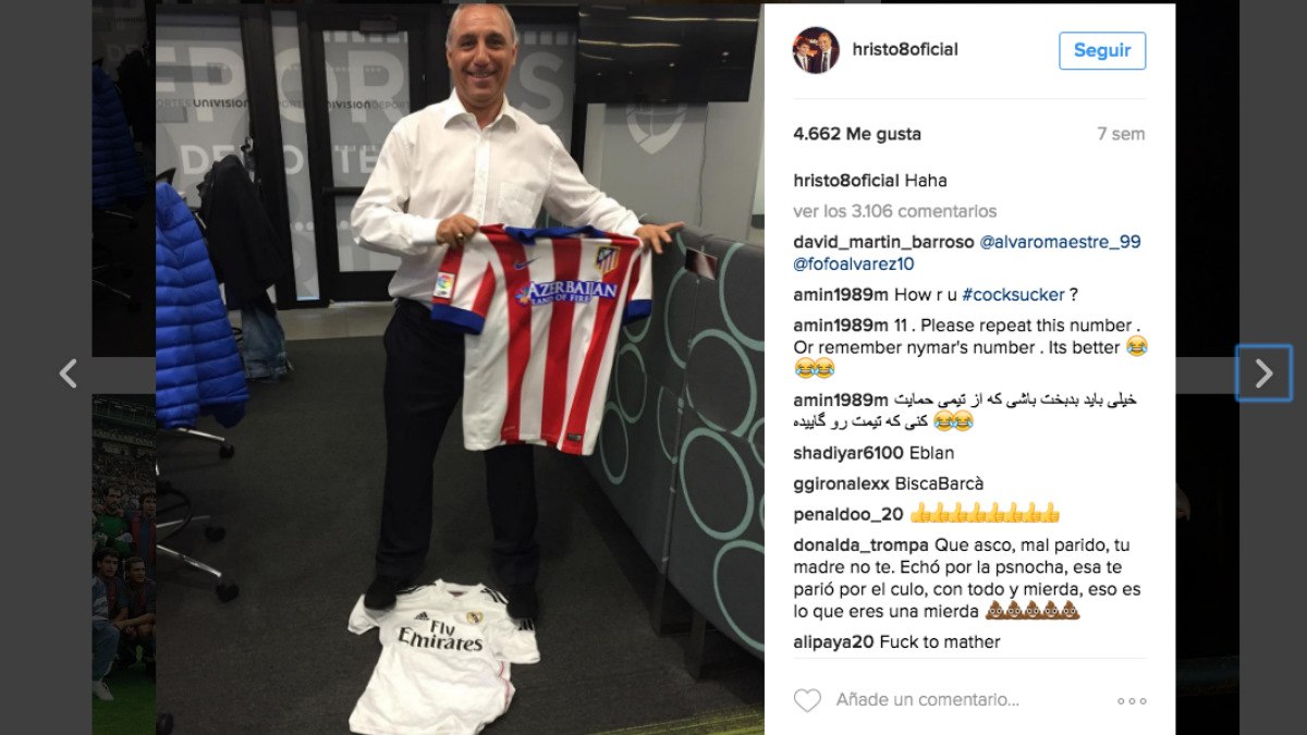 Stoichkov posa con la camiseta del Atleti mientras pisa la del Madrid. (Instagram Stoichkov)