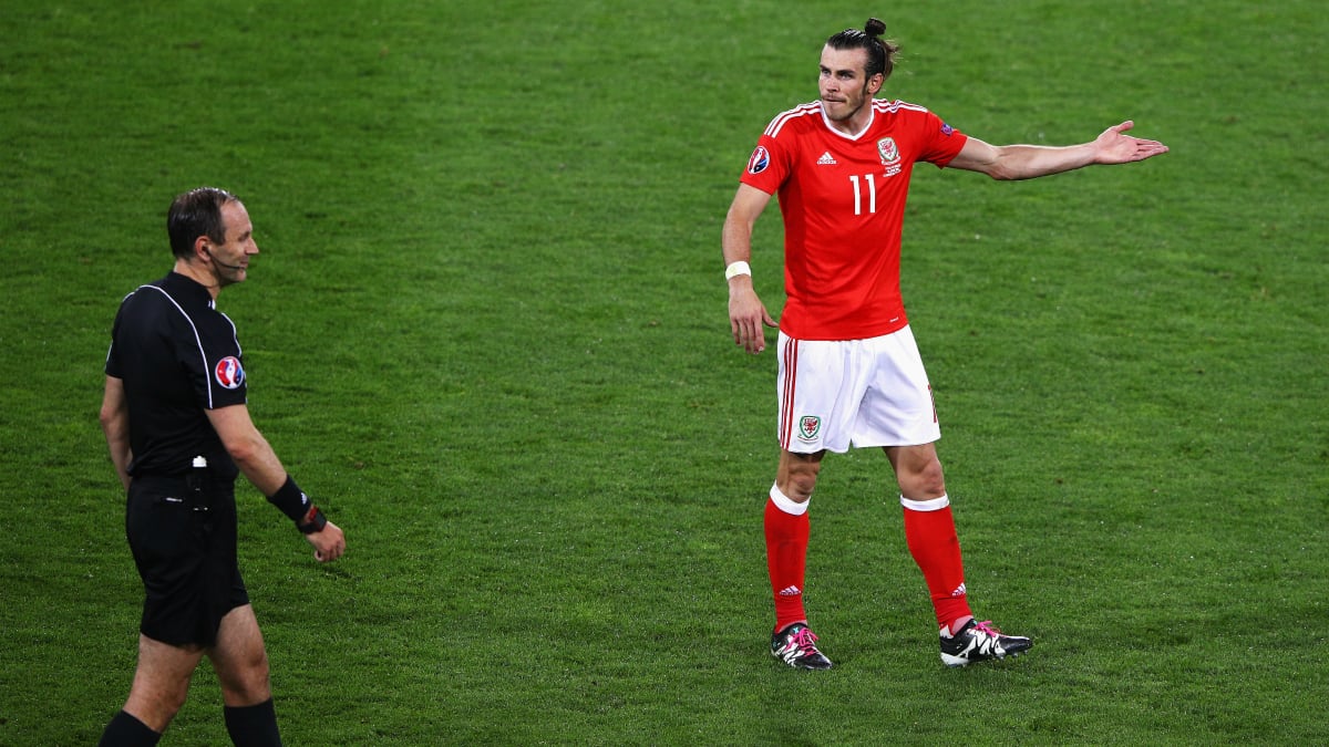 Jonas Erikkson y Bale. en un partido de Gales. (Getty)