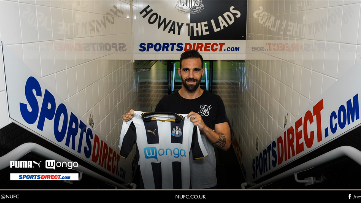 Jesús Gámez posa con la camiseta del Newcastle.