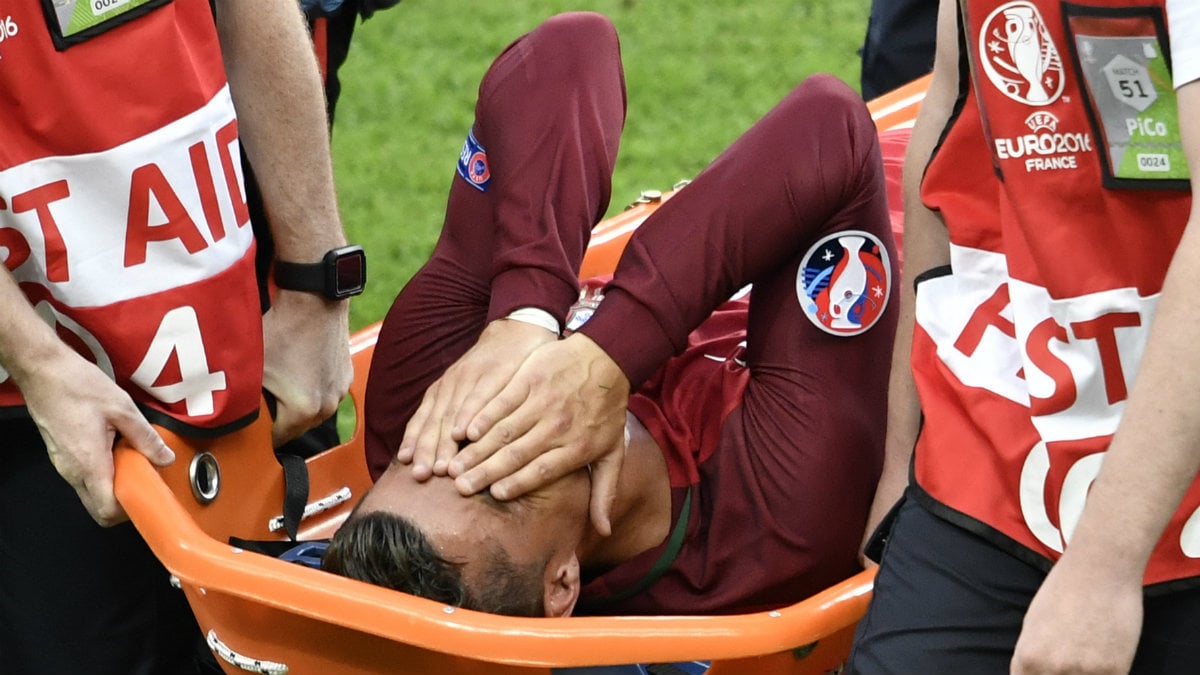 Cristiano Ronaldo abandona la final de la Eurocopa en camilla. (AFP)