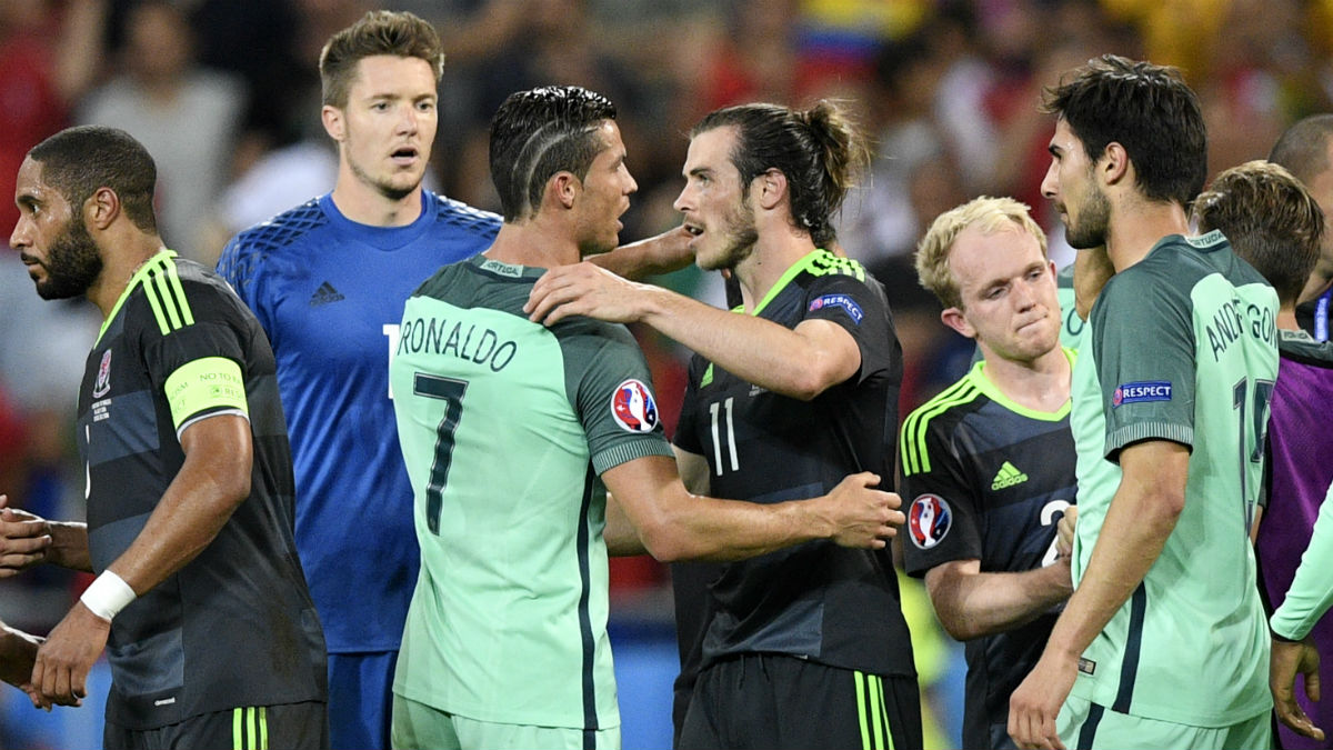 Cristiano y Bale se saludan tras las semifinales de la Eurocopa. (Getty)