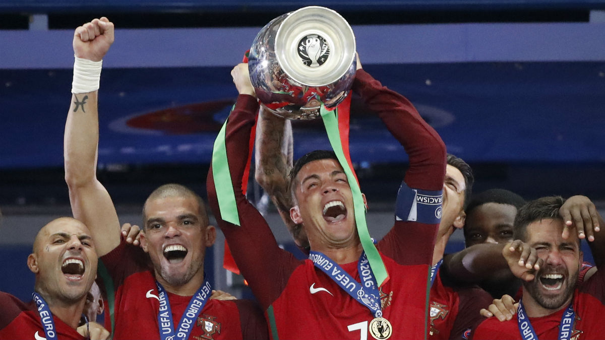 Cristiano levanta la Eurocopa. (Reuters)