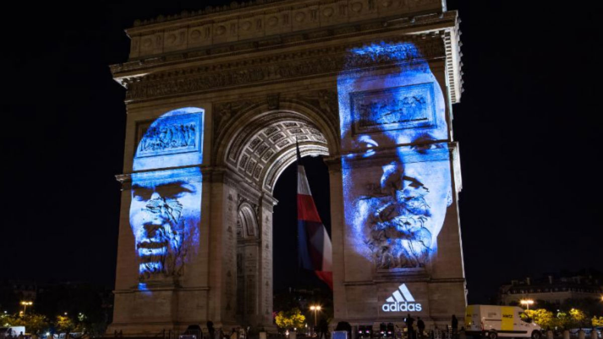 Adidas difundió una imagen de Pogba y Zidane en el Arco del Triunfo.