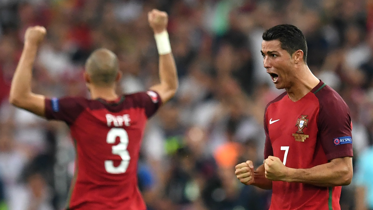 Cristiano y Pepe celebran el triunfo en la final de la Eurocopa. (AFP)