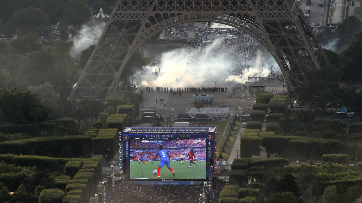 Hubo disturbios en la Fan Zone de la Torre Eiffel. (AFP)