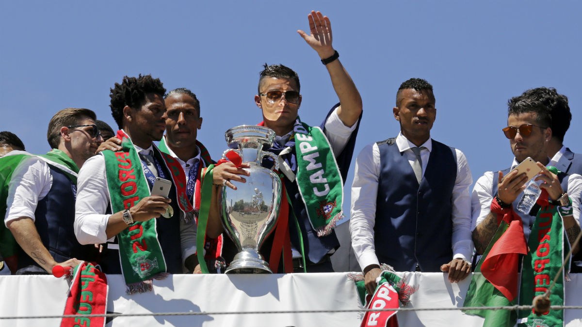 Cristiano Ronaldo celebra con sus compañeros el triunfo en la Eurocopa. (AFP)