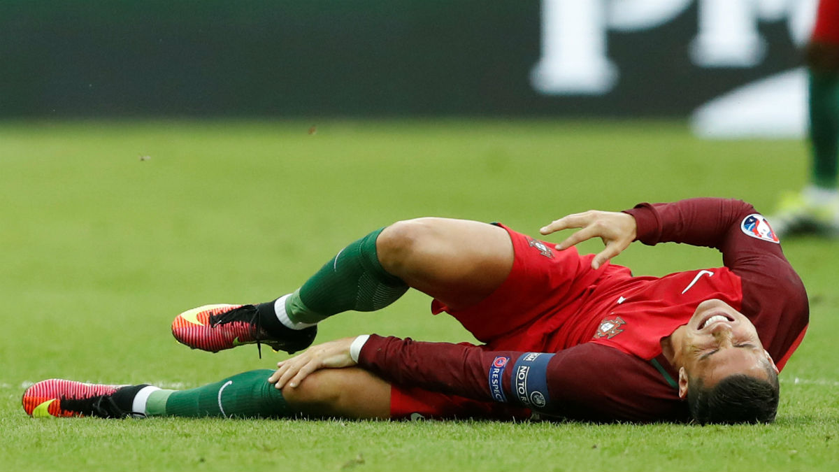 Cristiano Ronaldo, tendido en el suelo tras caer lesionado ante Francia. (Reuters)