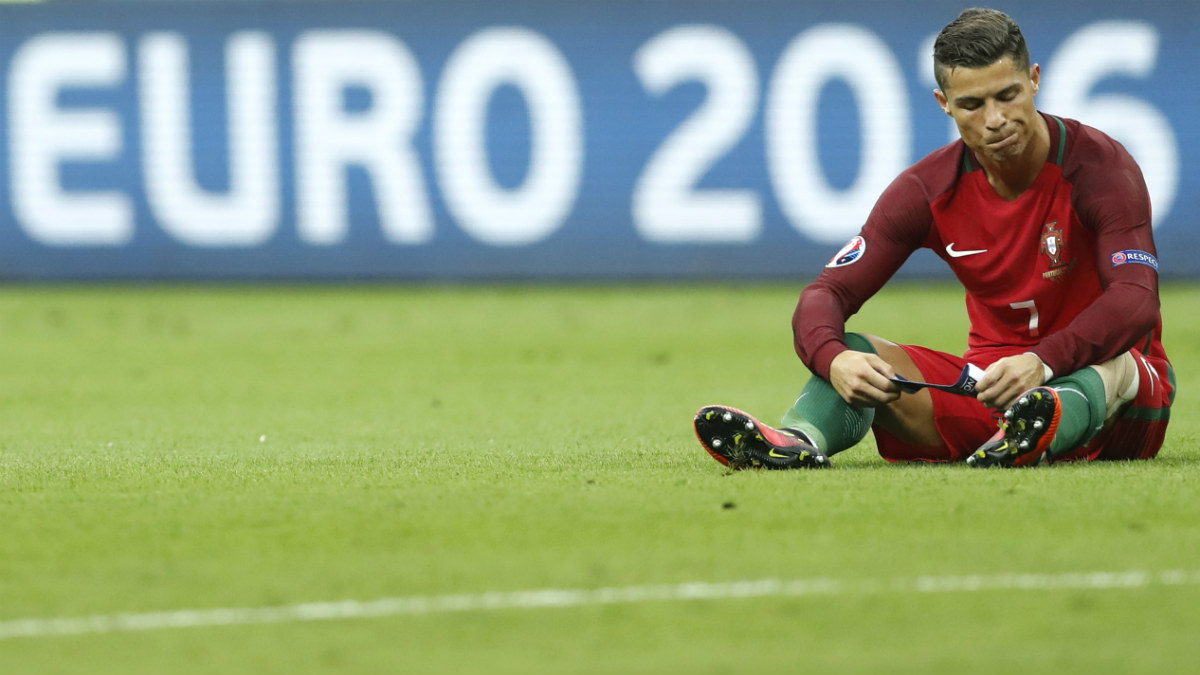 Cristiano Ronaldo, sentado tras caer lesionado ante Francia. (Reuters)