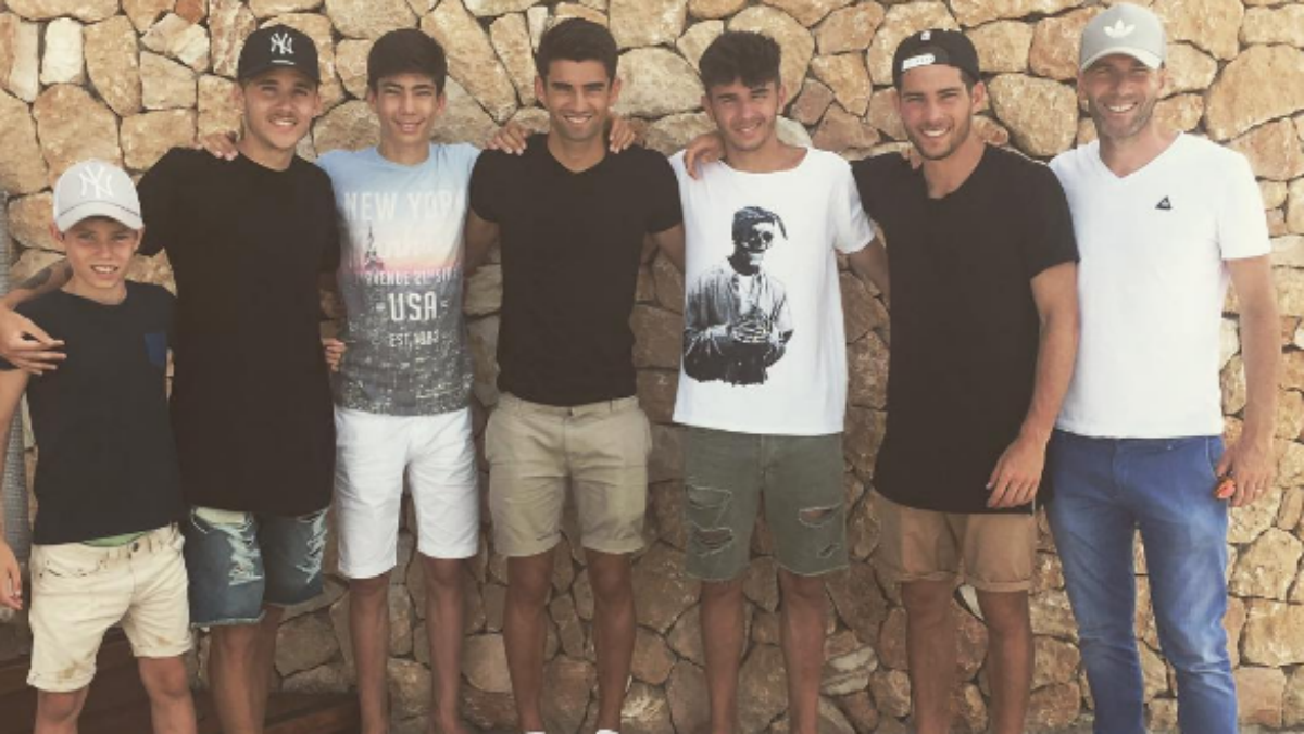 Zidane posa junto con sus hijos en Ibiza. (Intsagram de Luca Zidane)