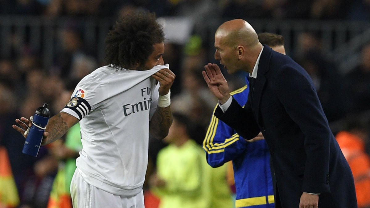 Zidane da órdenes a Marcelo en un partido. (AFP)