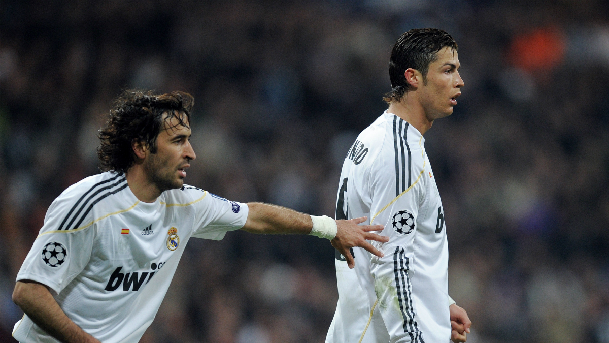 Raúl y Cristiano Ronaldo, en un partido con el Real Madrid. (Getty)