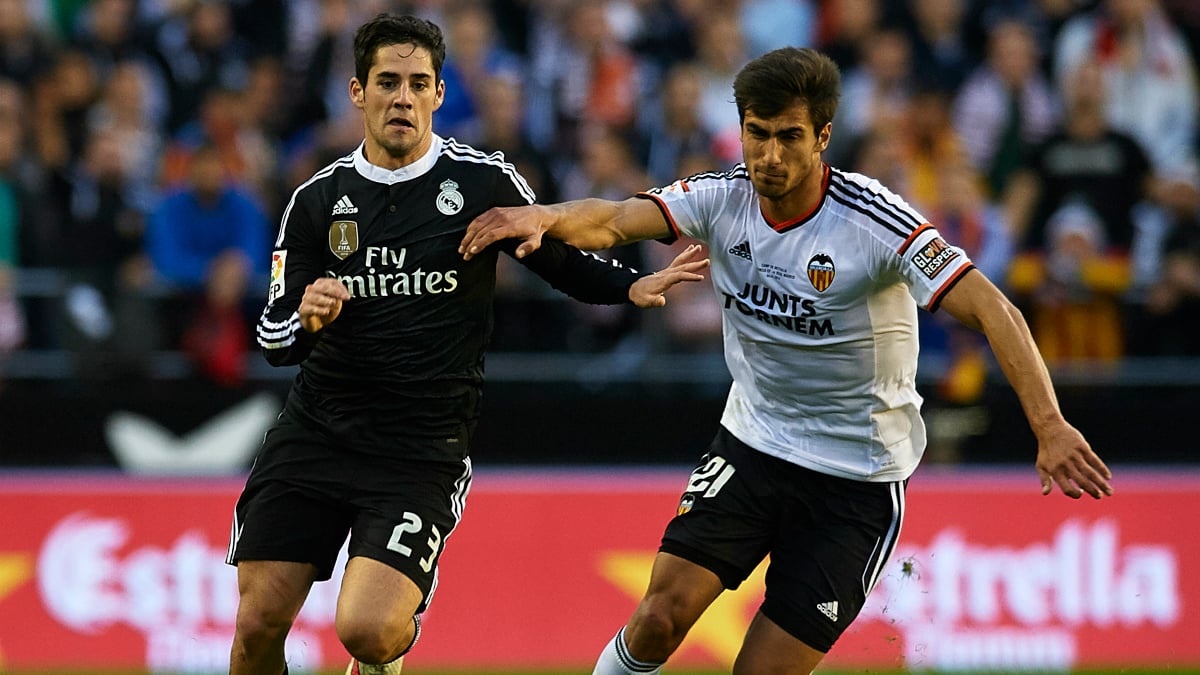 Andre Gomes e Isco pugnan por un balón. (Getty)