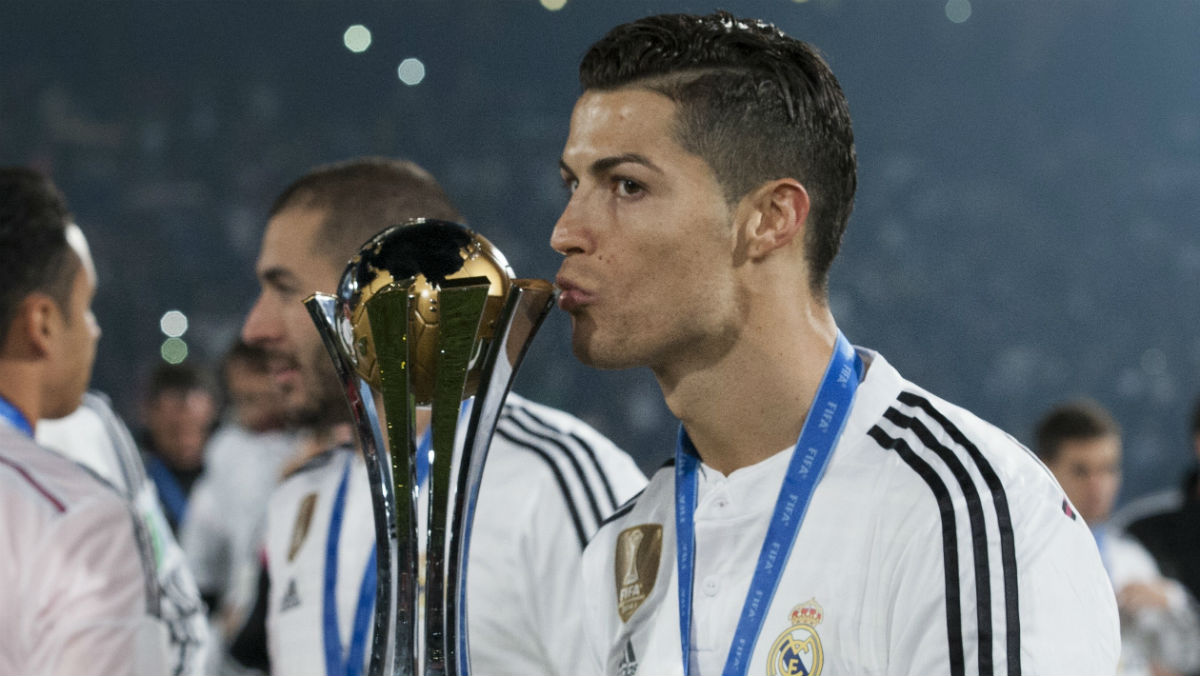 Cristiano Ronaldo posa con el trofeo del Mundial de Clubes. (Getty)
